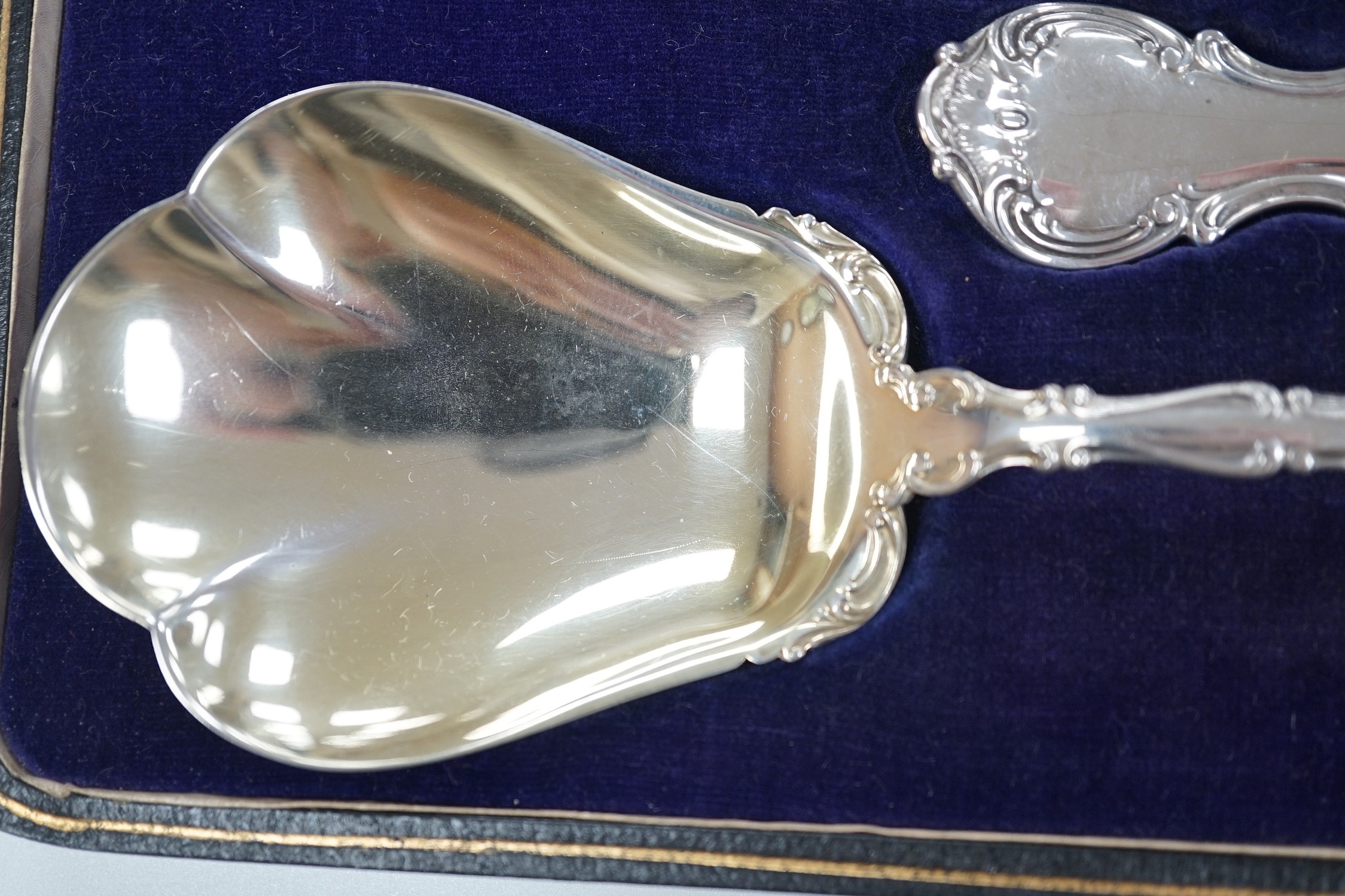 A cased pair of American sterling silver fruit servers, spoon 21.7cm, 4.4oz.